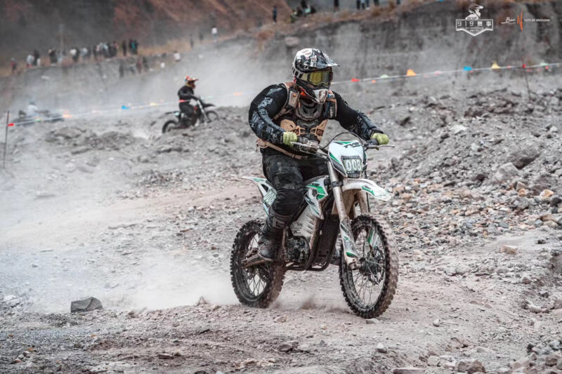 MotoTec Venom 72V/50Ah 12000W Off-Road Electric Dirt Bike - Image 11